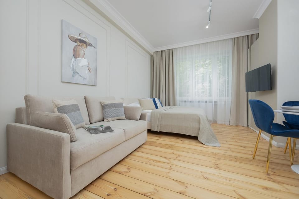 TV and multimedia, Living room, Seating area, Evening entertainment