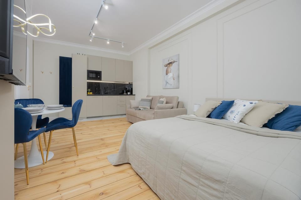 Bed, TV and multimedia, Living room, Photo of the whole room, Seating area, Bedroom