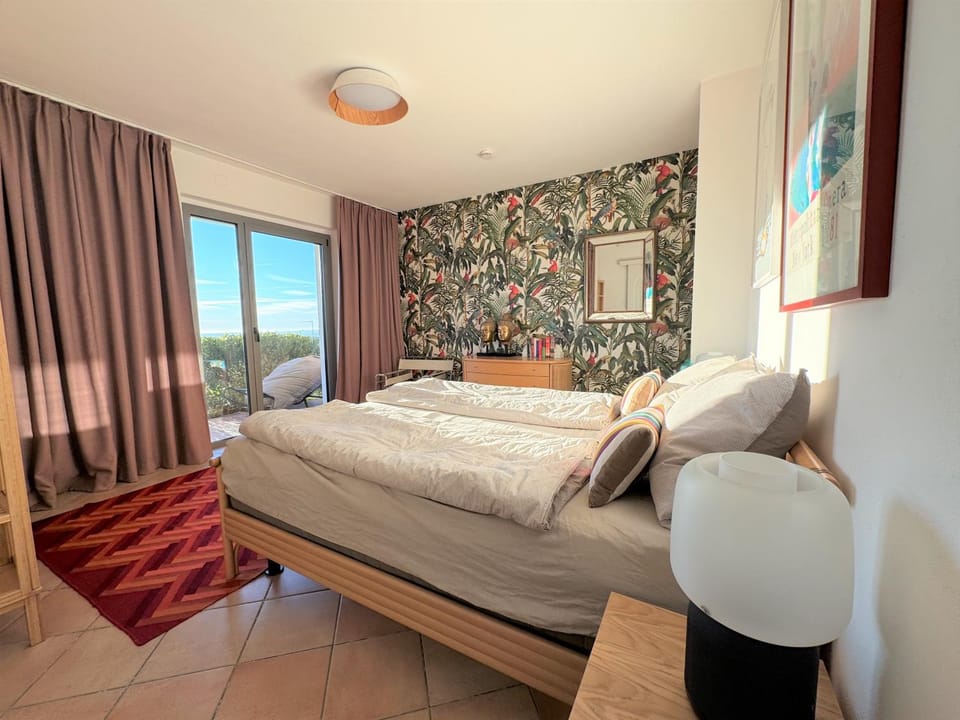 Bed, Balcony/Terrace, Photo of the whole room, Bedroom, Lake view