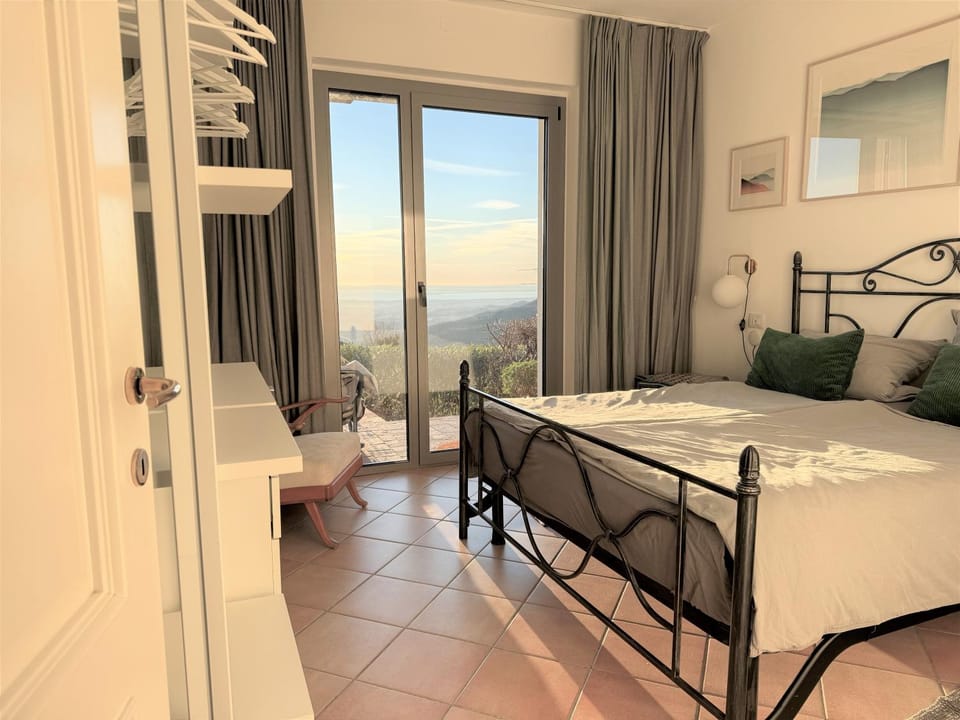Bed, Natural landscape, Balcony/Terrace, Photo of the whole room, Bedroom, Lake view