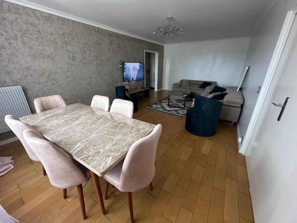 Grand appartement proche Paris Apartment in Île-de-France