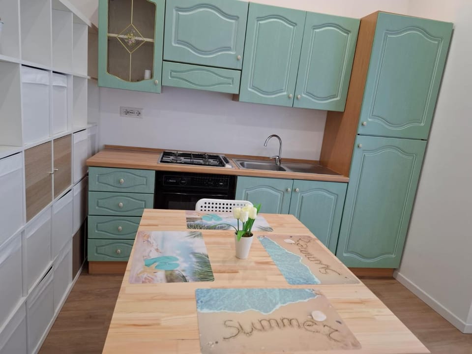 Kitchen or kitchenette, Dining area, pet friendly, stove