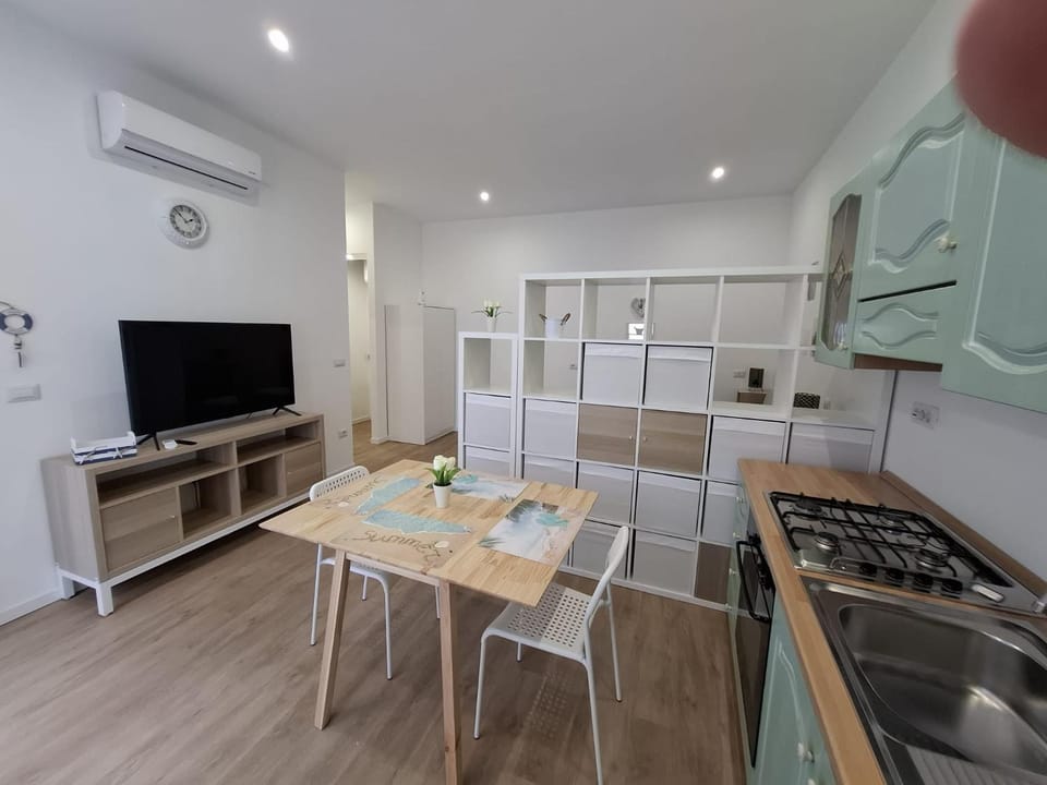 TV and multimedia, Kitchen or kitchenette, Dining area, oven, pet friendly, stove, air conditioner