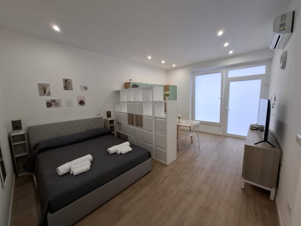 Bed, Photo of the whole room, Bedroom, air conditioner