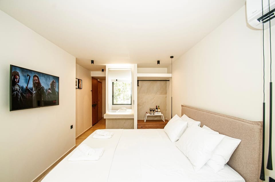 Bed, TV and multimedia, Photo of the whole room, Bedroom, towels, air conditioner