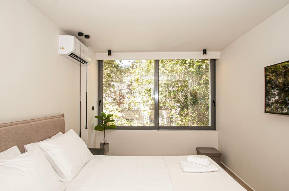 Bed, Photo of the whole room, Bedroom, City view, towels, air conditioner