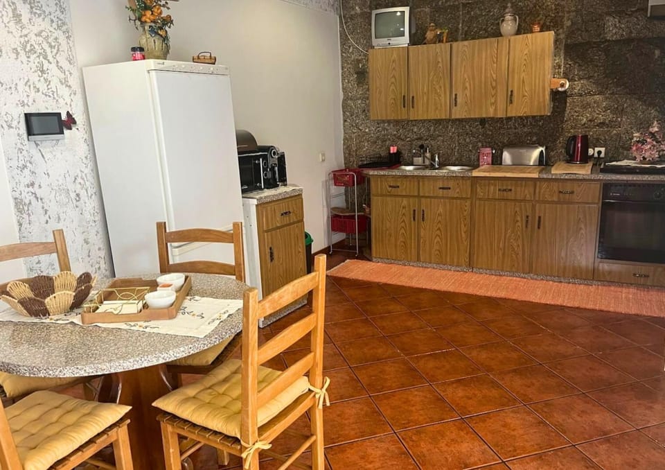 Coffee/tea facilities, Kitchen or kitchenette, Dining area, minibar, oven, stove, toaster