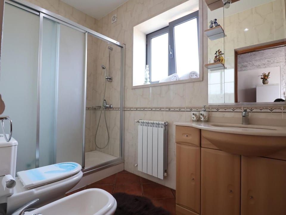 Toilet, Bath, bidet, towels