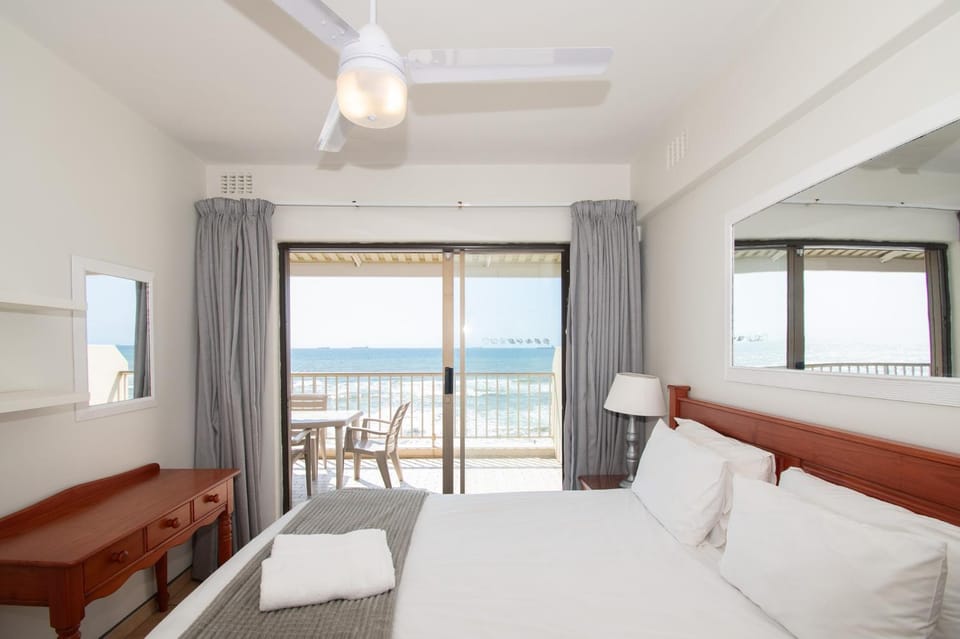 Bed, Natural landscape, View (from property/room), Balcony/Terrace, Photo of the whole room, Beach, Bedroom, Sea view, towels, air conditioner