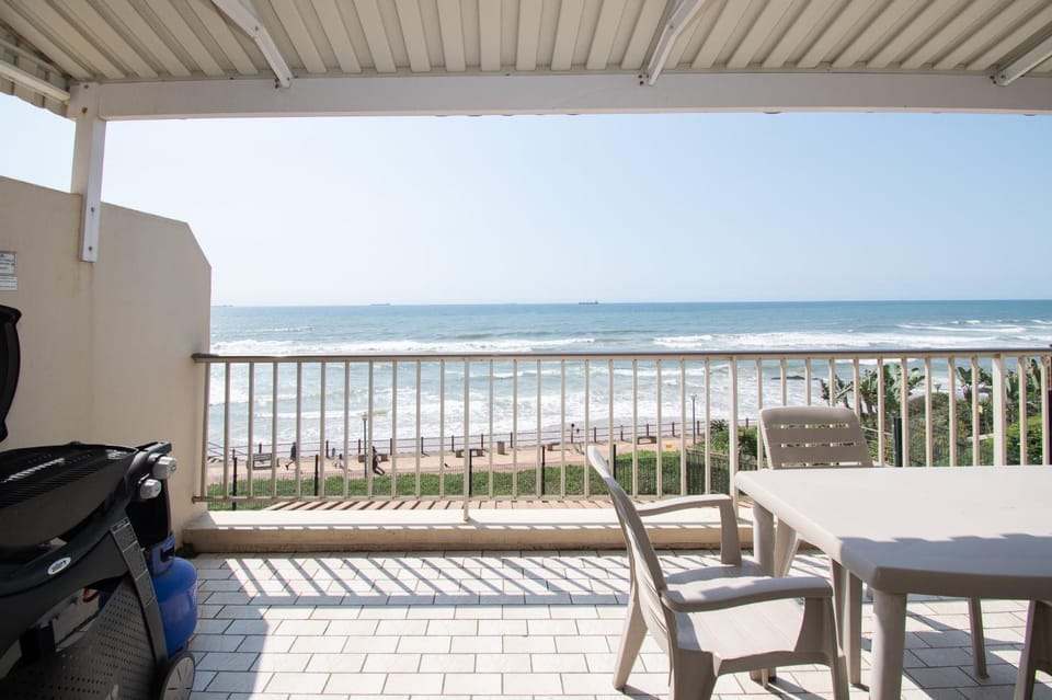 Patio, Communal lounge/ TV room, Day, Natural landscape, View (from property/room), Balcony/Terrace, Seating area, Beach, Sea view