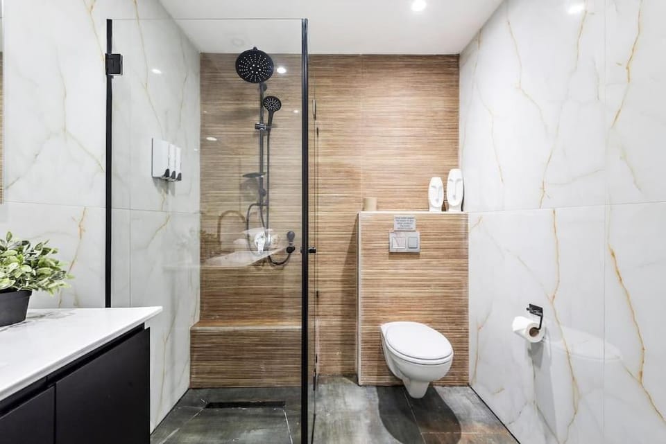 Toilet, Bathroom, towels