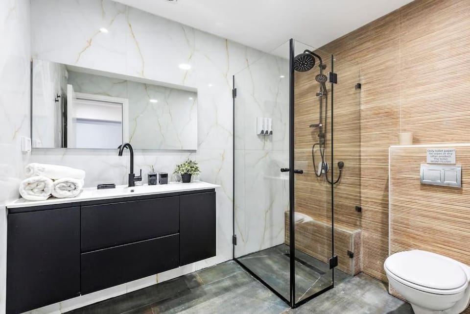 Shower, Toilet, Bathroom, towels