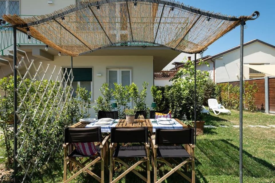 Lovely Apt with Garden and TANK Pool near the City Apartment in Capannori