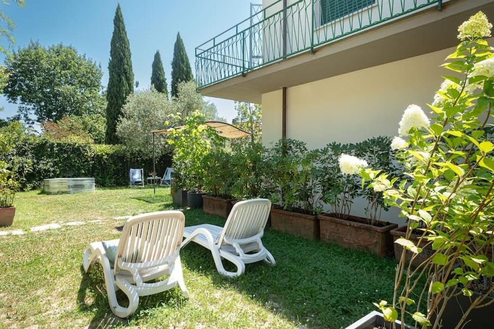 Lovely Apt with Garden and TANK Pool near the City Apartment in Capannori
