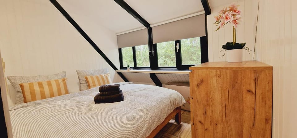 Bed, Bedroom, towels
