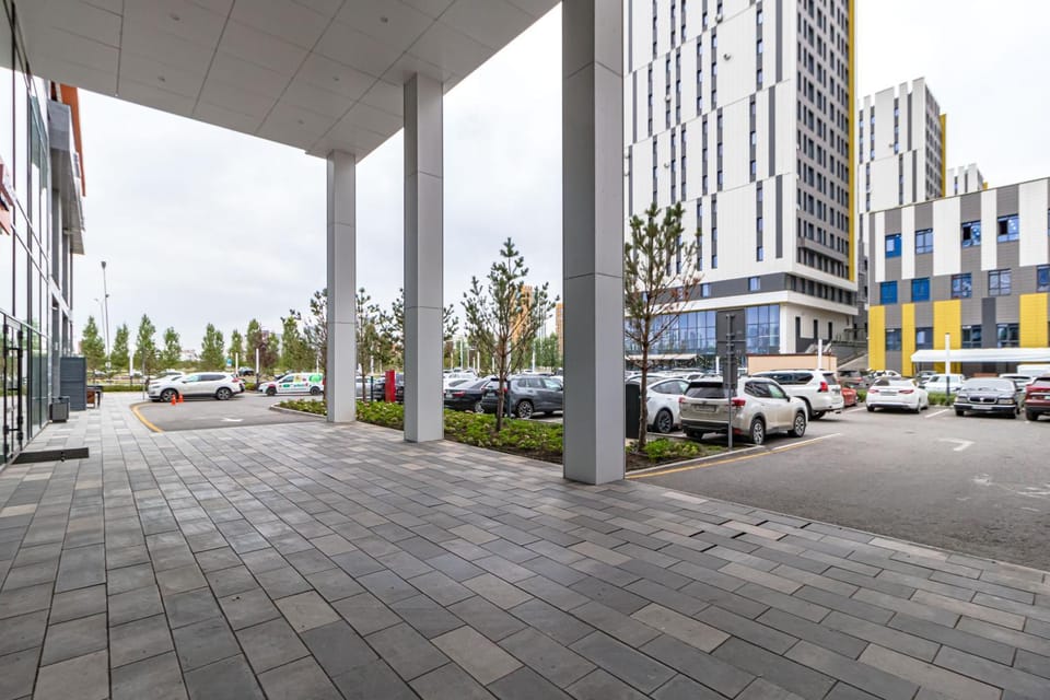Property building, Day, Neighbourhood, City view, Street view, Location, Parking