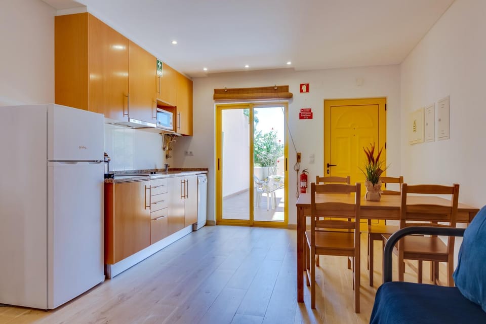 Kitchen or kitchenette, Dining area, stove
