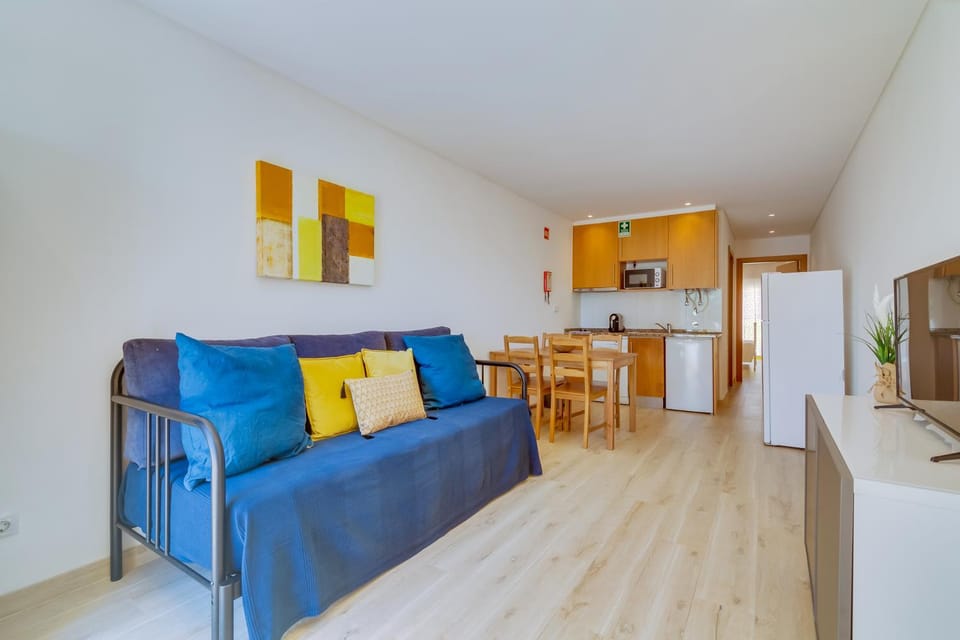 TV and multimedia, Kitchen or kitchenette, Living room, Seating area, Dining area, stove