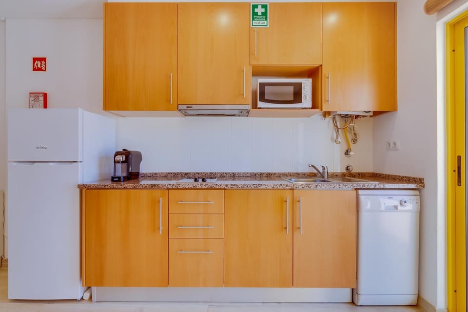 Coffee/tea facilities, Kitchen or kitchenette, dishwasher, microwave, stove
