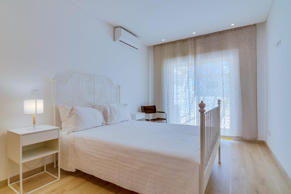 Bed, Photo of the whole room, Bedroom, air conditioner