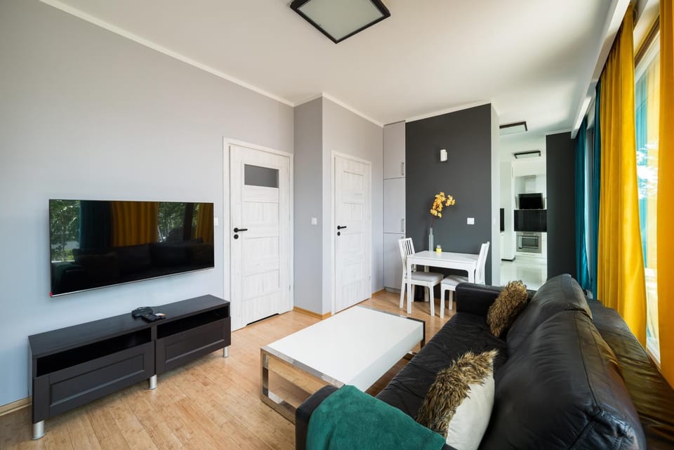 Communal lounge/ TV room, Bed, TV and multimedia, Living room, Photo of the whole room, Seating area, Evening entertainment
