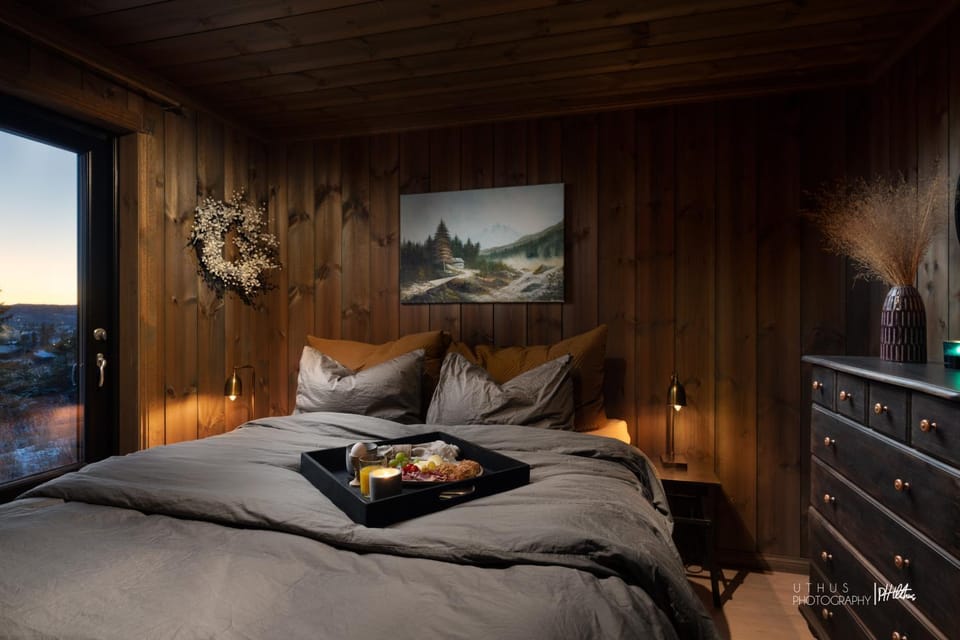 Ny og moderne hytte med sauna, jacuzzi og eget spillrom med biljard og dart Gratis elbillading og strøm inkludert i prisen House in Viken, Norway