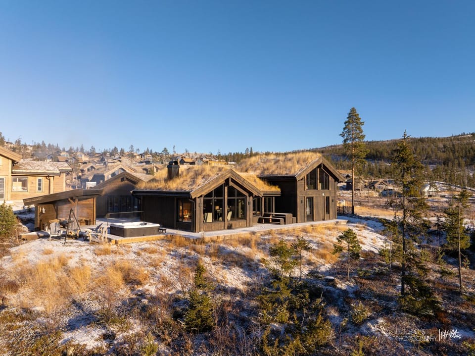 Ny og moderne hytte med sauna, jacuzzi og eget spillrom med biljard og dart Gratis elbillading og strøm inkludert i prisen House in Viken, Norway