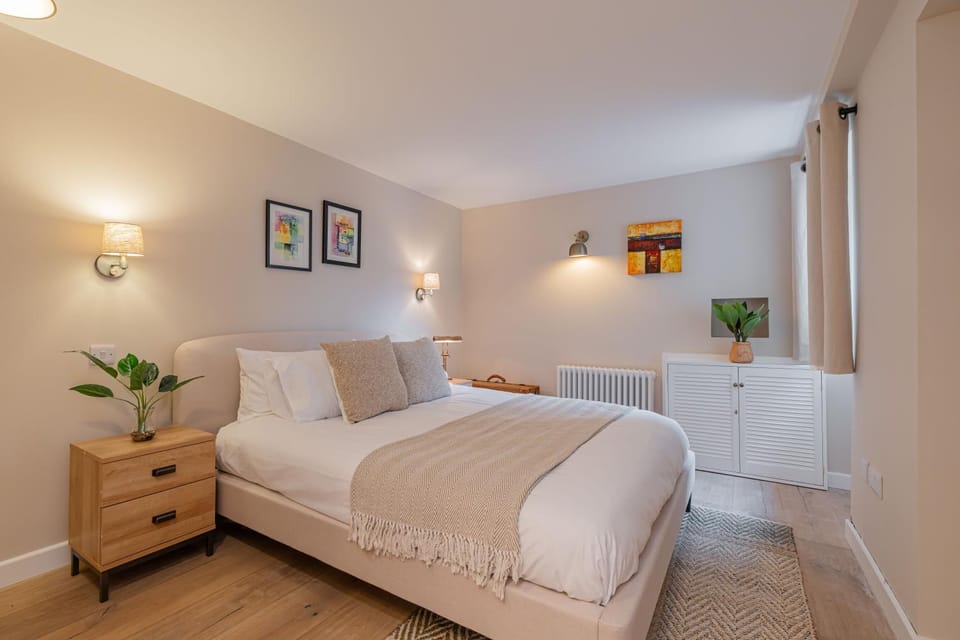 Superb Two Bedroom 2 Bathroom Home Morningside Apartment in Edinburgh