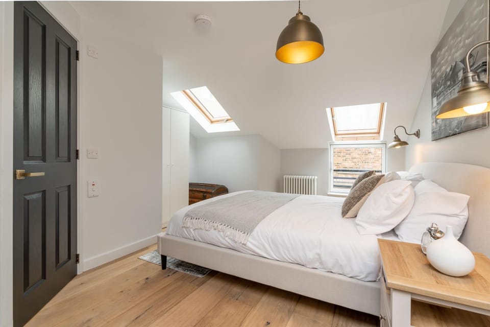 Superb Two Bedroom 2 Bathroom Home Morningside Apartment in Edinburgh