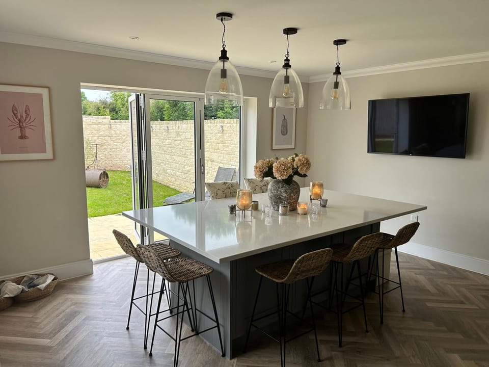 Stylish room for Cheltenham races Vacation rental in Cotswold District