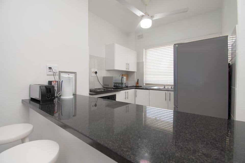 Coffee/tea facilities, Kitchen or kitchenette, oven, stove, toaster