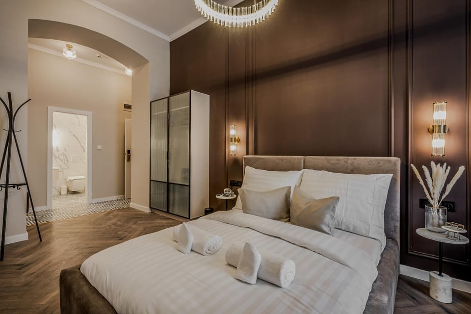 Bed, Bedroom, towels