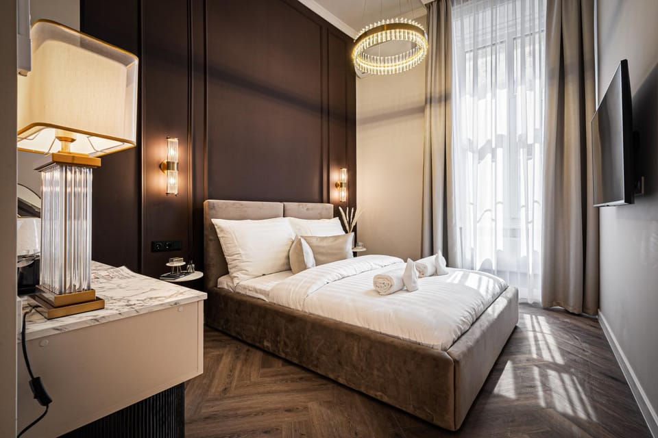 Bed, TV and multimedia, Bedroom