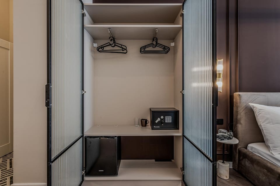 minibar, safe, wardrobe