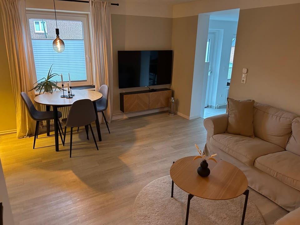 TV and multimedia, Living room, Seating area, Dining area, Evening entertainment