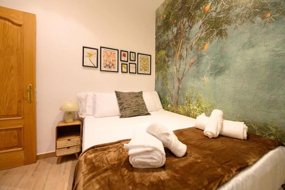 Photo of the whole room, Bedroom