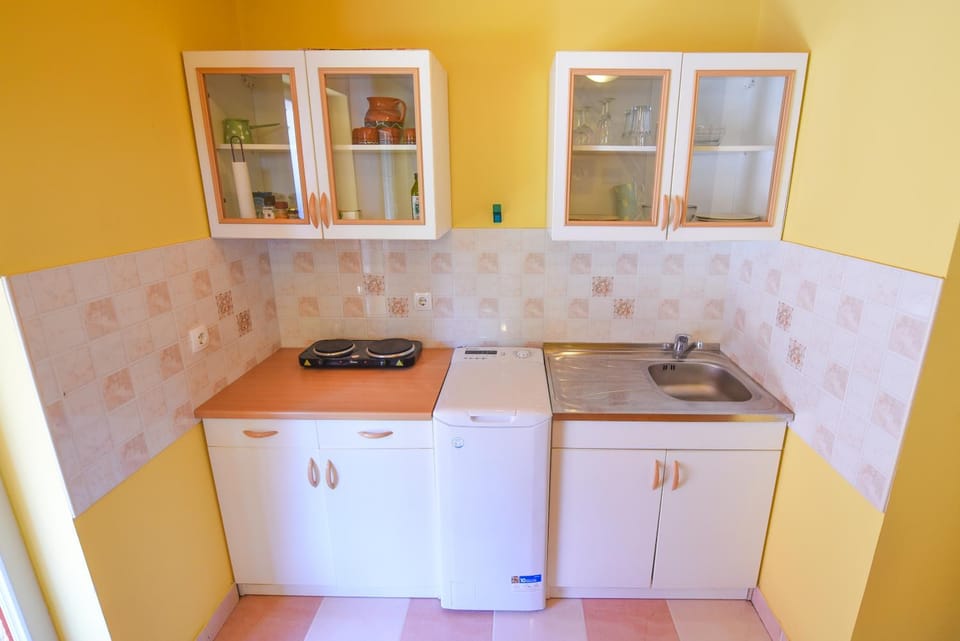 Kitchen or kitchenette, stove, washing machine