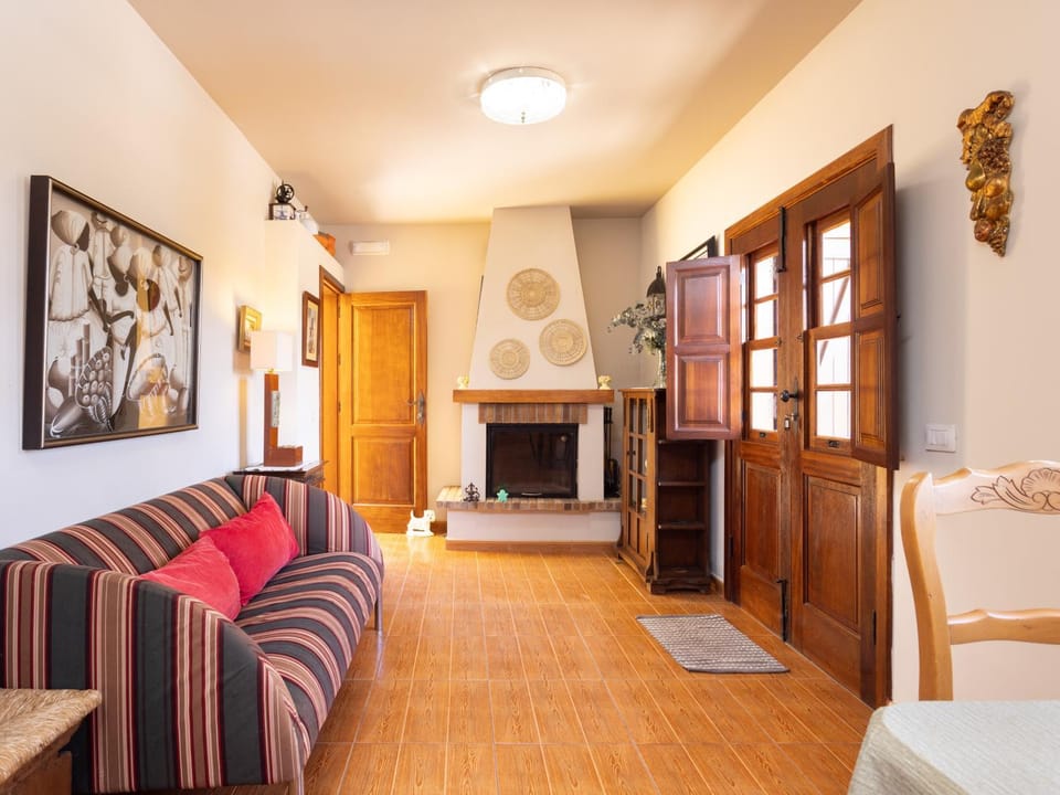 Kitchen or kitchenette, fireplace