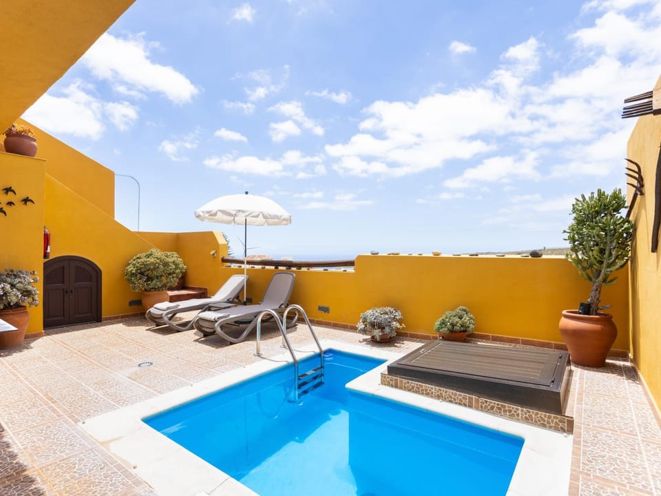 Balcony/Terrace, Swimming pool, sunbed