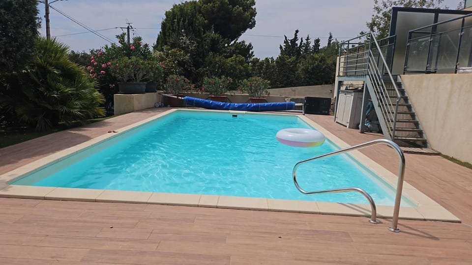 Petit Paradis à Bandol t4 piscine clim Parking Fibre Coffre-fort Apartment in French Riviera