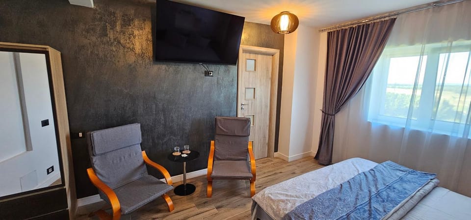 Bed, TV and multimedia, Bedroom