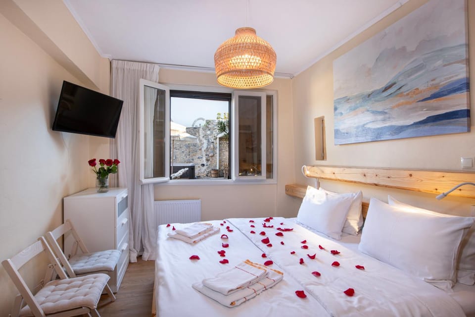 Bed, TV and multimedia, Photo of the whole room, Bedroom, towels