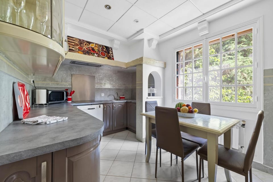 Kitchen or kitchenette, Dining area