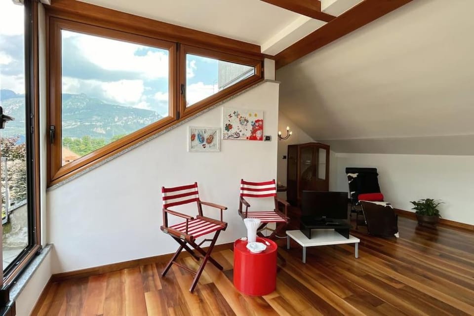 TV and multimedia, Living room, Seating area, Dining area, Mountain view