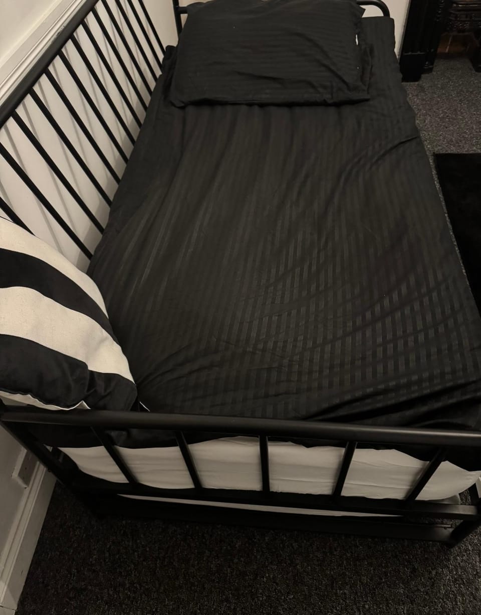 Budget Single Room- 2 Minute Walk to Gloucester Royal Hospital Vacation rental in Gloucester