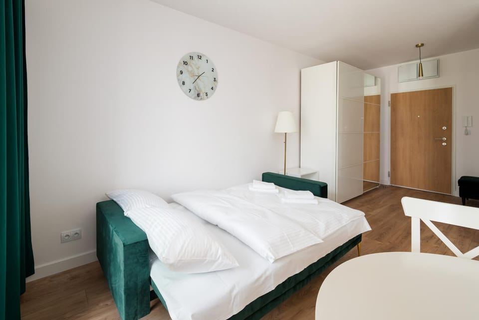 Bed, TV and multimedia, Living room, Photo of the whole room, Seating area, Dining area, Bedroom, wardrobe
