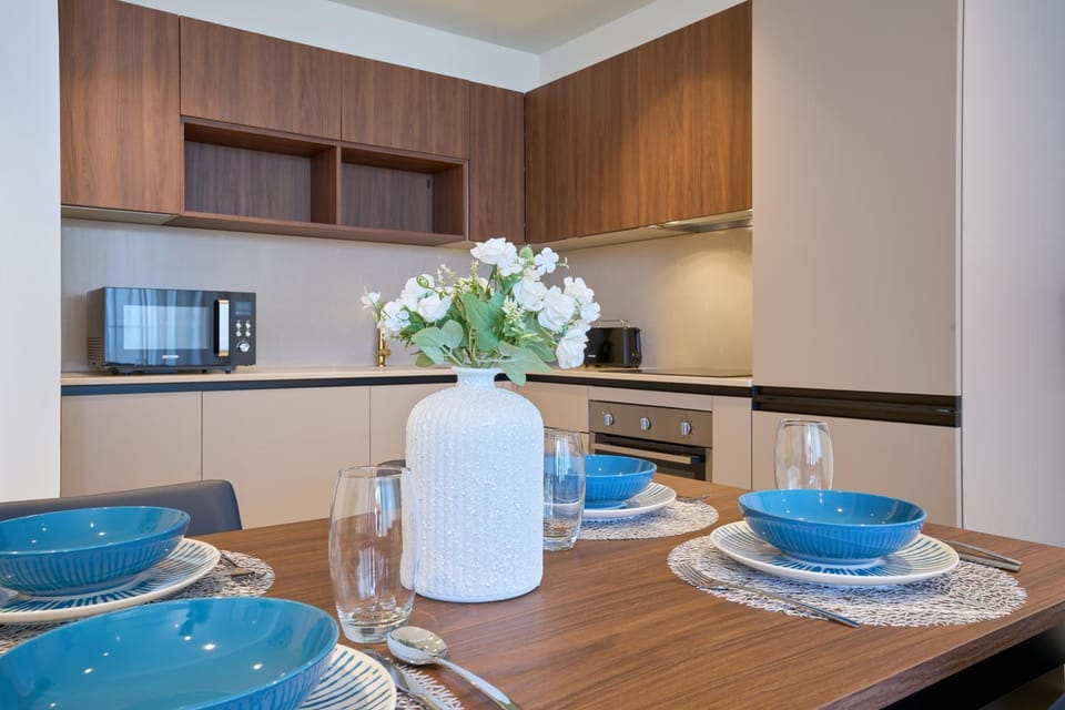 Coffee/tea facilities, Kitchen or kitchenette, Dining area, stove