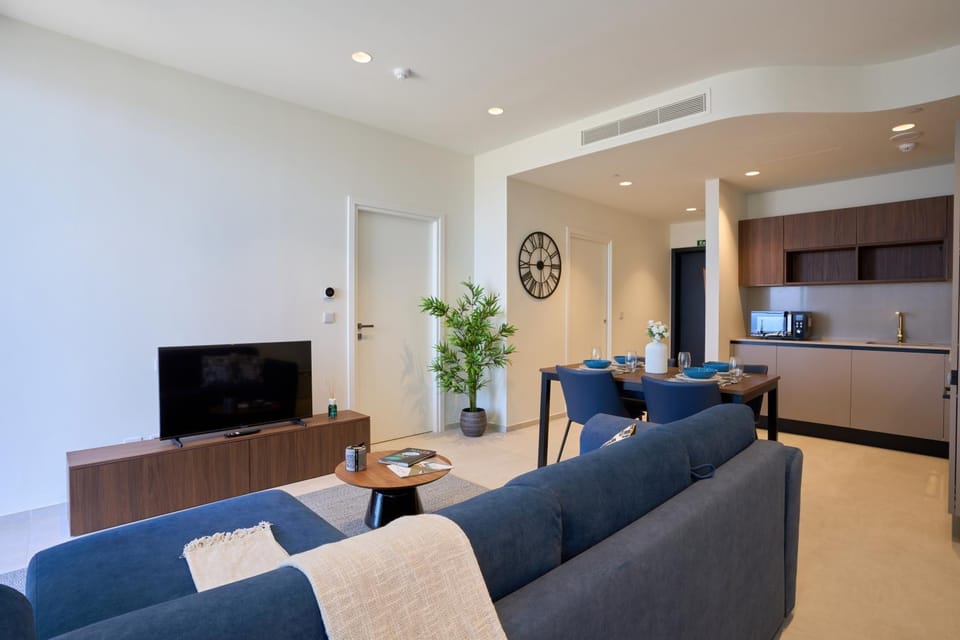 TV and multimedia, Kitchen or kitchenette, Living room, Seating area, Dining area
