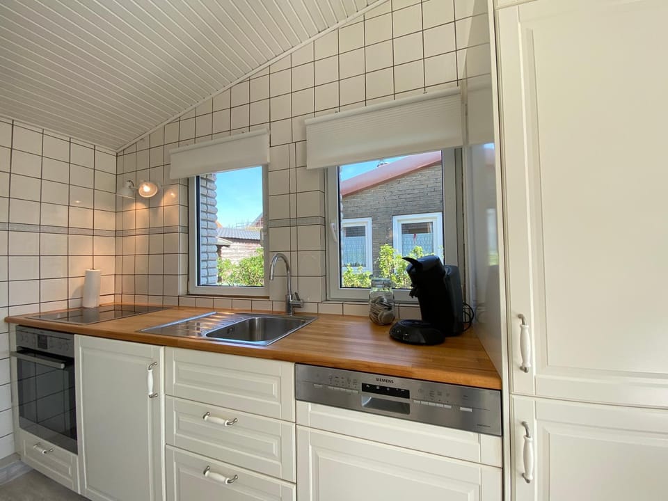 Kitchen or kitchenette, pet friendly, stove