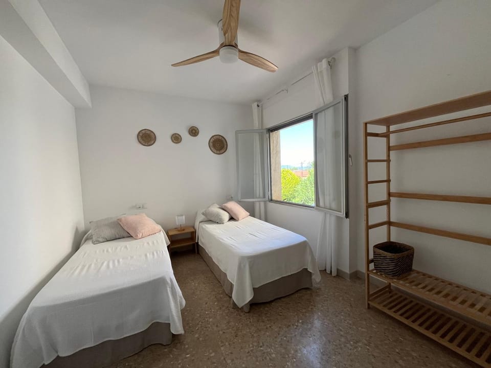 Photo of the whole room, Bedroom